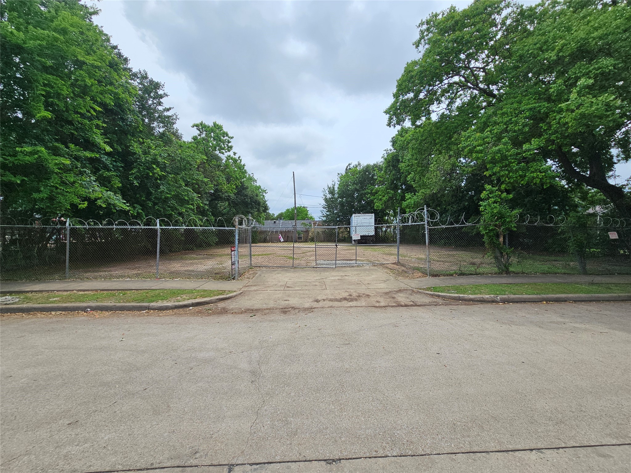 3334 Kilgore Street Houston, TX 77021 - Photo 4 of 8 a view of a tennis court