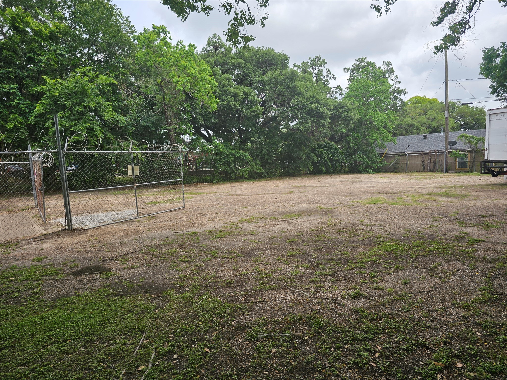 3334 Kilgore Street Houston, TX 77021 - Photo 6 of 8 a view of a tennis court