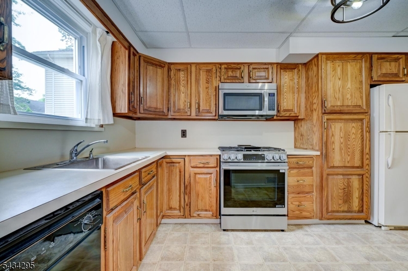 328 Plymouth Road Union, NJ 07083 - Photo 15 of 32