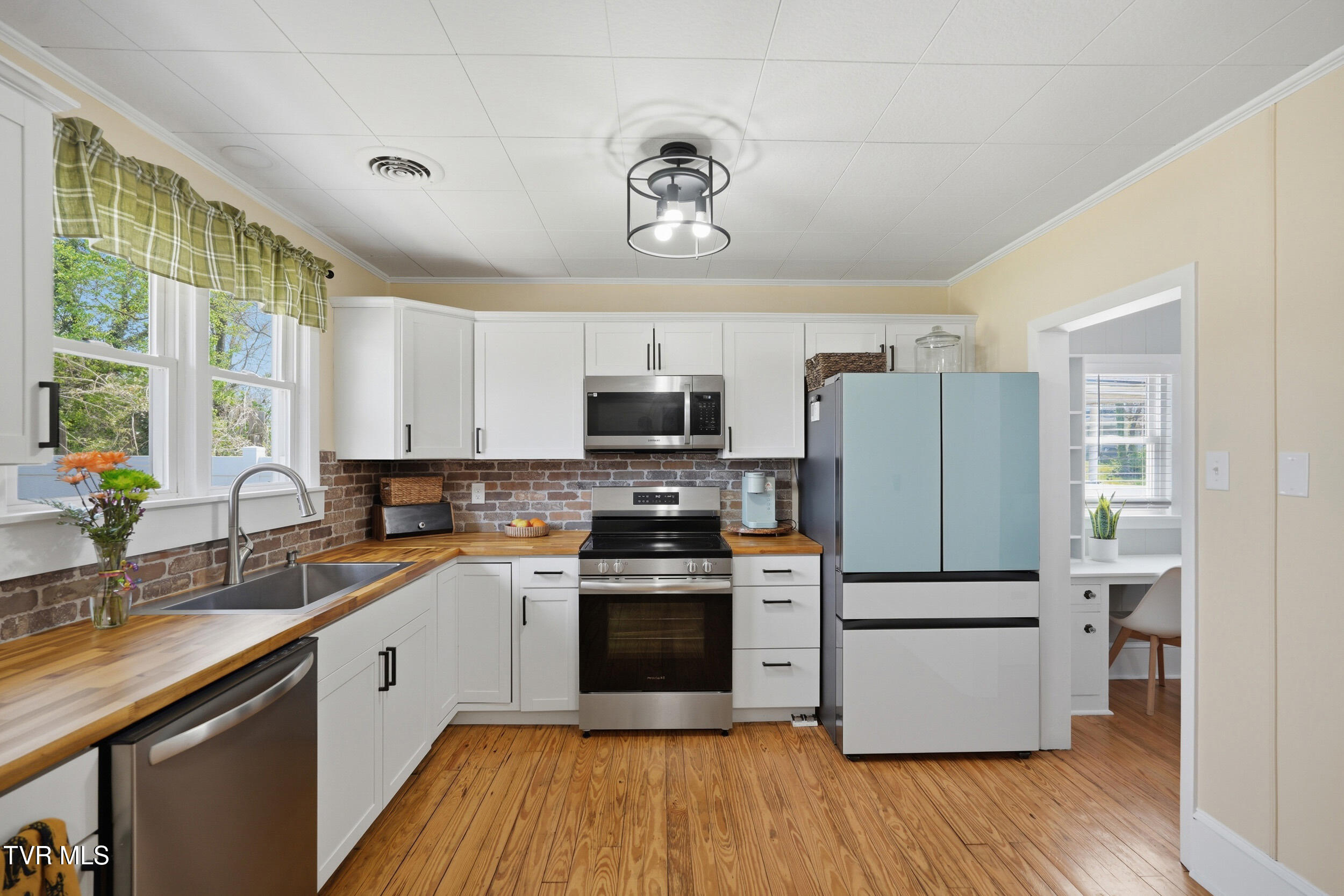 635 5th Street Bristol, TN 37620 - Photo 8 of 33 8_635 5th st-10