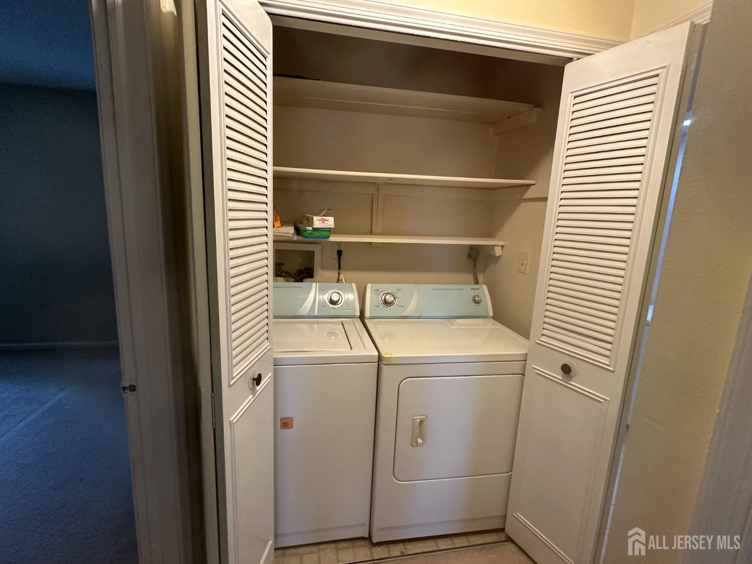 603 Woodbridge Commons Way Iselin, NJ 08830 - Photo 5 of 14 a utility room with dryer and washer