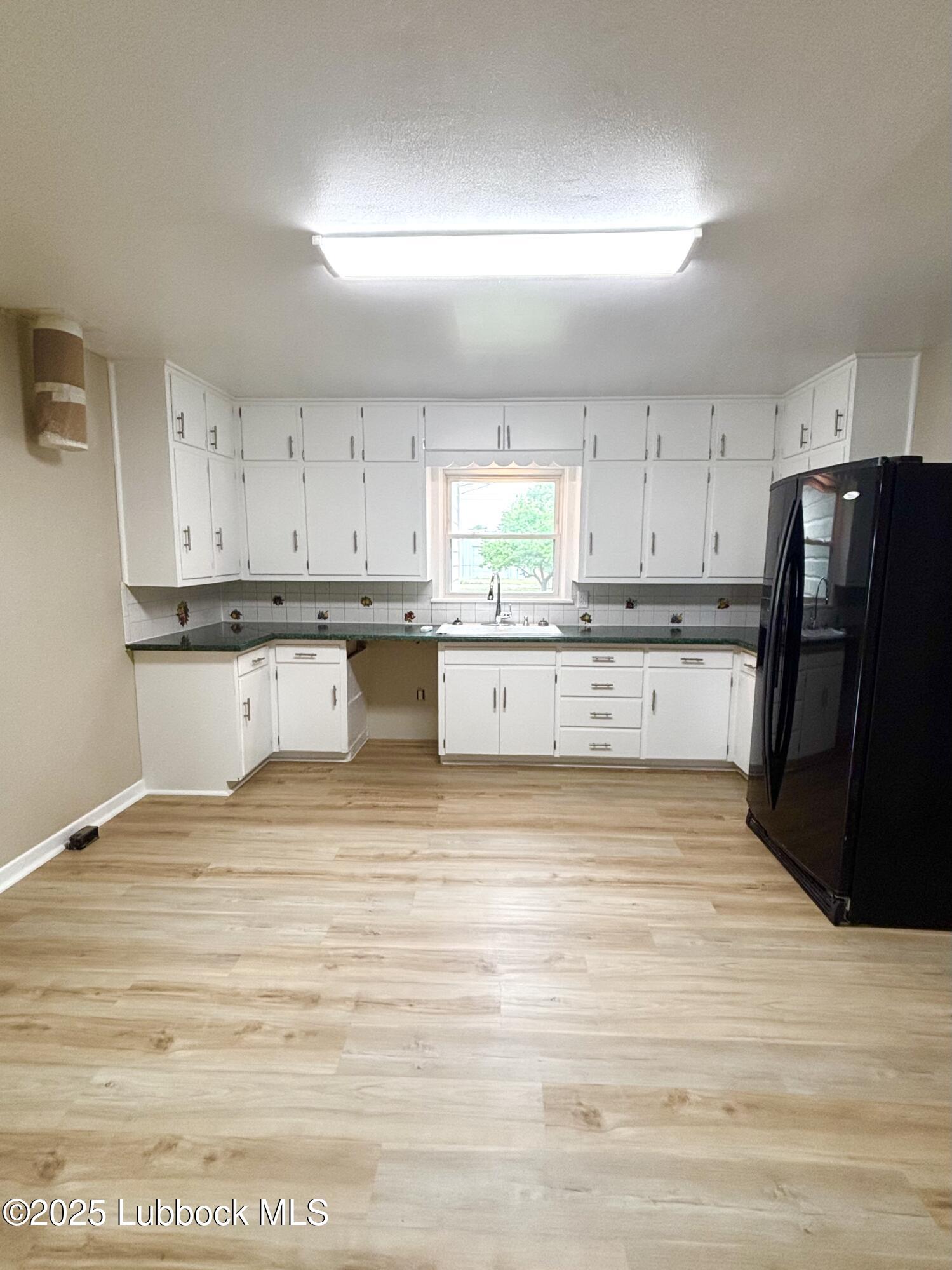 815 Amarillo Plainview, TX 79072 - Photo 4 of 17 a large kitchen with stainless steel appliances granite countertop a stove a refrigerator a sink and a granite counter tops