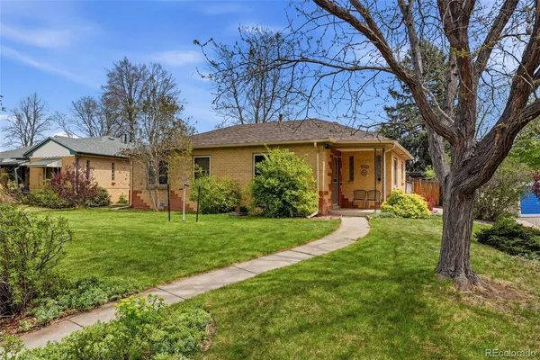 a view of a yard in front of house
