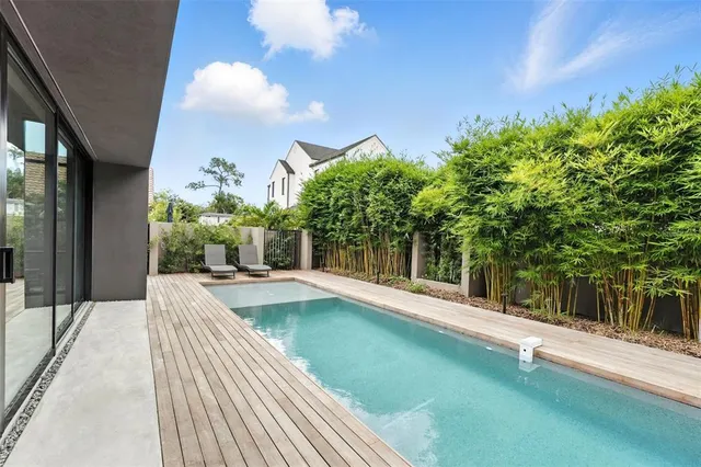 a view of yard with green space