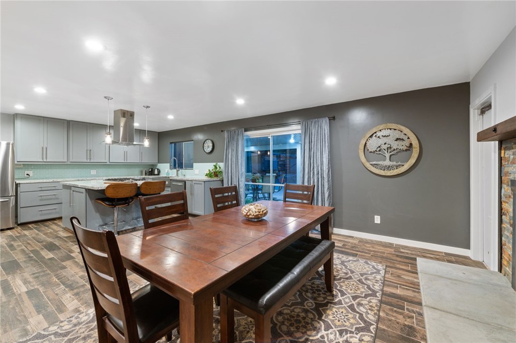 40040 Ross Road Fallbrook, CA 92028 - Photo 7 of 27 a kitchen with a table and chairs