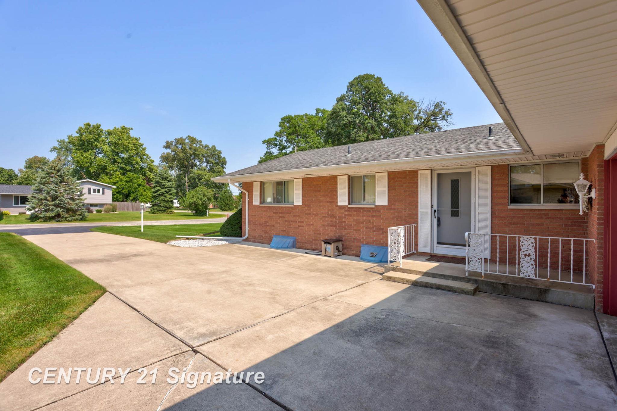 4665 Locust Road Saginaw, MI 48604 - Photo 4 of 48 50153482-93d1aa18-55c0-479e-9c41-8f037645f26c.JPG