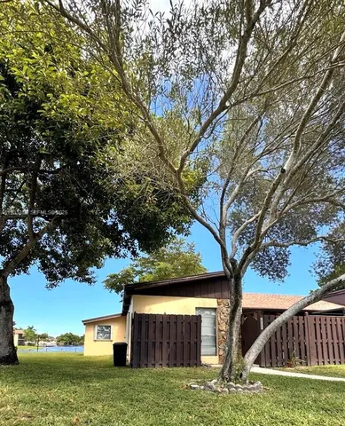 $389,457 | 620 Briarwood Circle, Unit 143, Hollywood, FL 33024