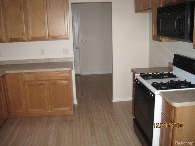 4061 Elmhurst Road Waterford, MI 48328 - Photo 2 of 5 KITCHEN