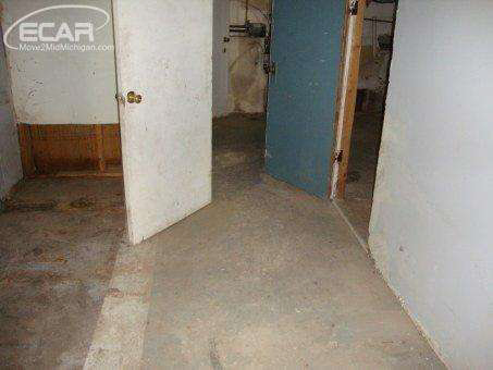 4240 South Center Road Burton, MI 48519 - Photo 17 of 20 21170947-16.JPG