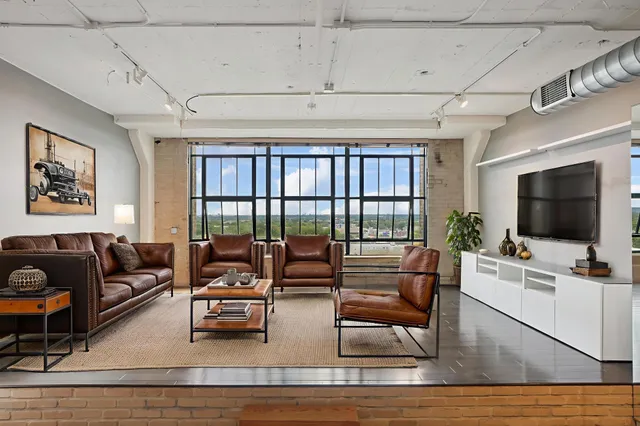 $2,350 | 2929 Chicago Avenue, Unit 1002, Minneapolis, MN 55407