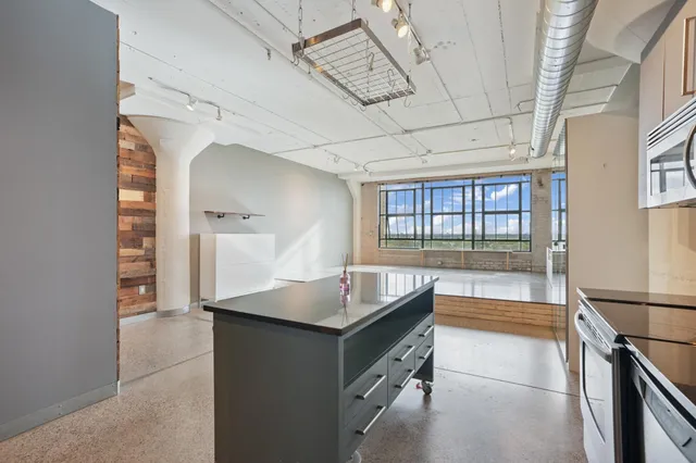 $2,350 | 2929 Chicago Avenue, Unit 1002, Minneapolis, MN 55407