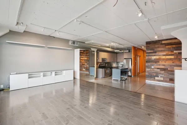 $2,350 | 2929 Chicago Avenue, Unit 1002, Minneapolis, MN 55407