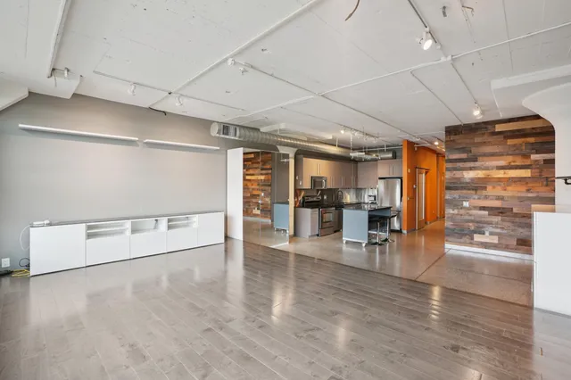 $2,350 | 2929 Chicago Avenue, Unit 1002, Minneapolis, MN 55407