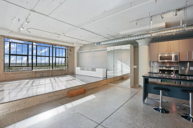 $2,350 | 2929 Chicago Avenue, Unit 1002, Minneapolis, MN 55407