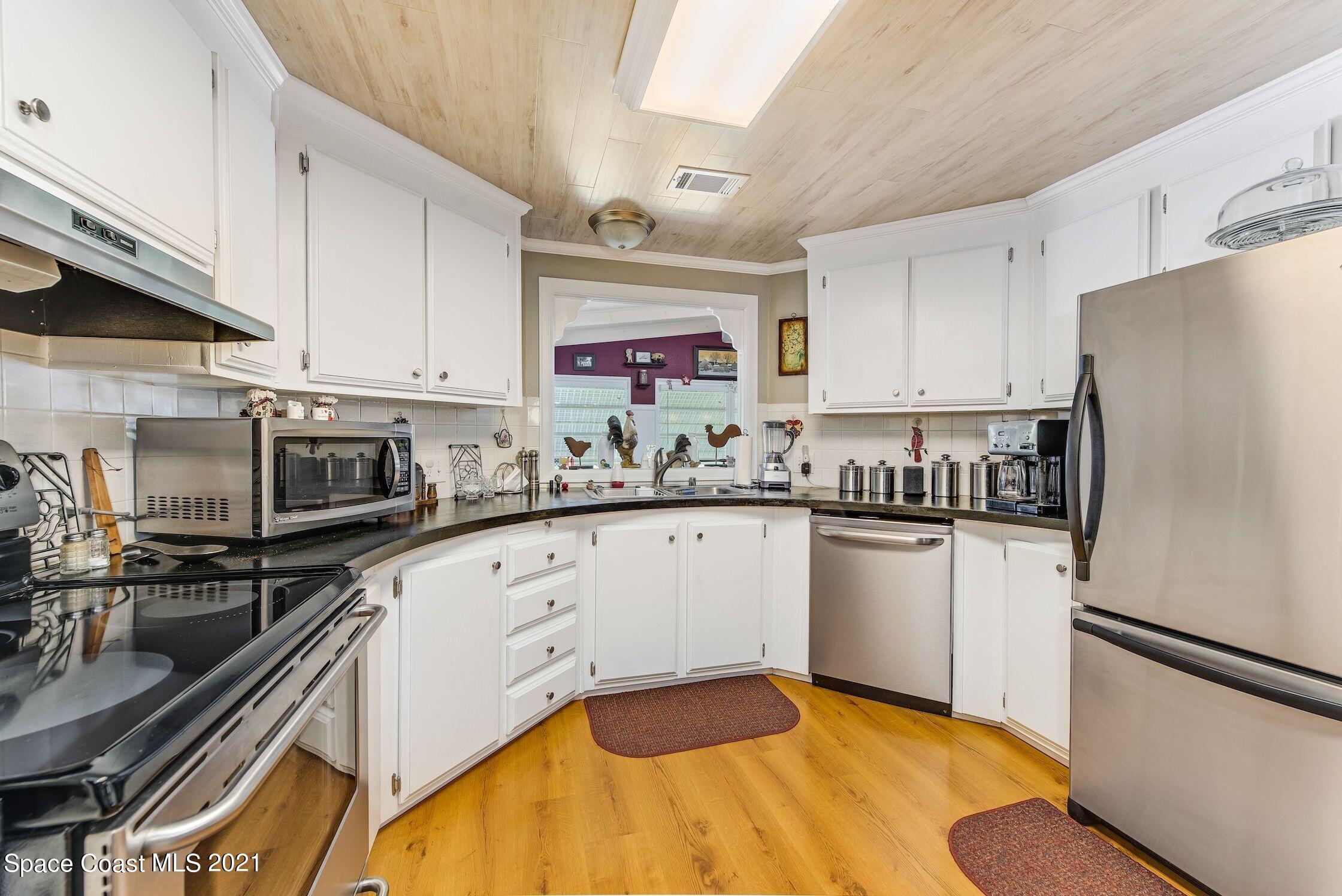 548 Ruth Circle Melbourne, FL 32904 - Photo 11 of 34 Kitchen
