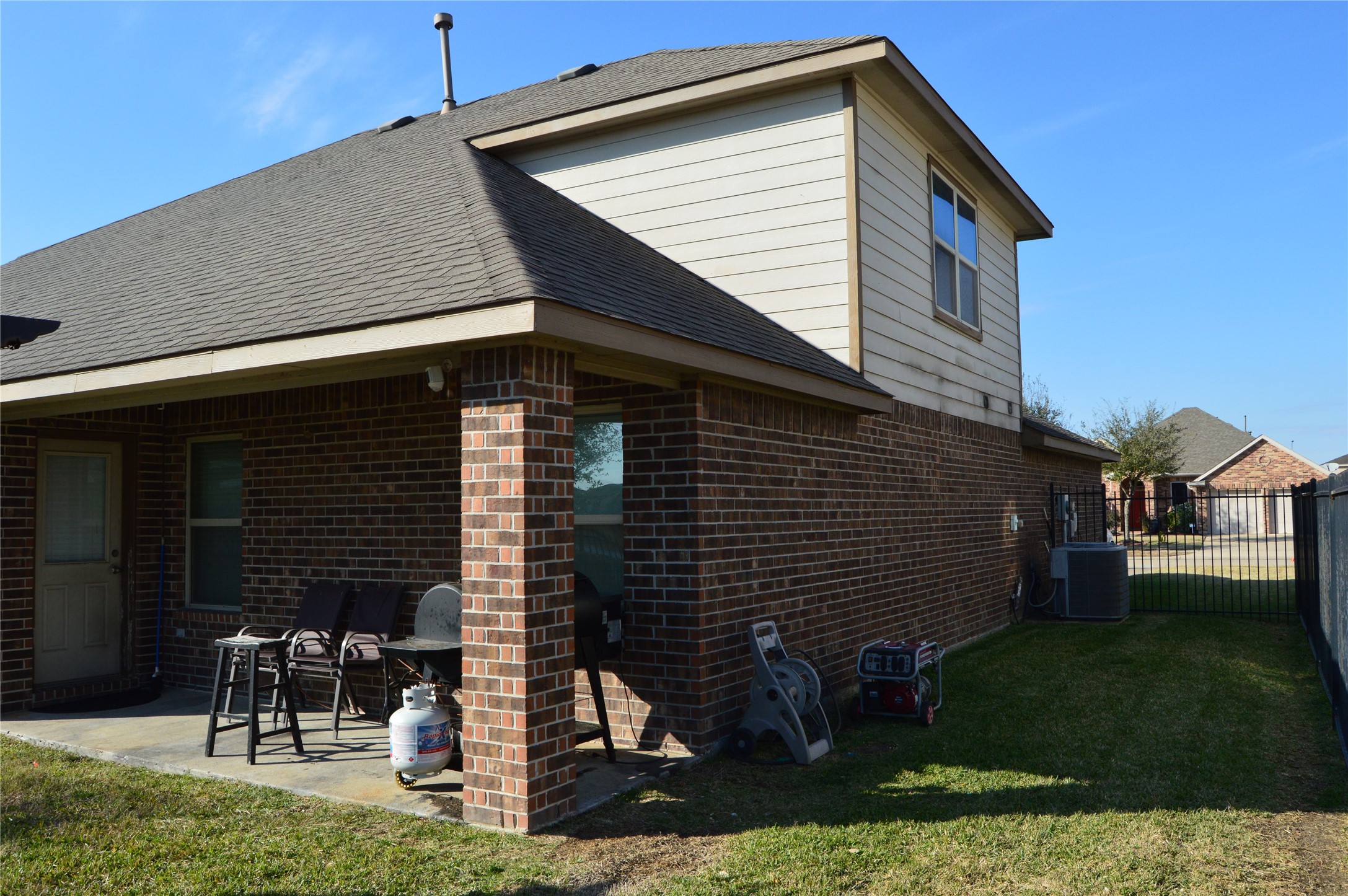 1838 Luminous Waters Lane Rosharon, TX 77583 - Photo 4 of 9 a front view of a house with garden