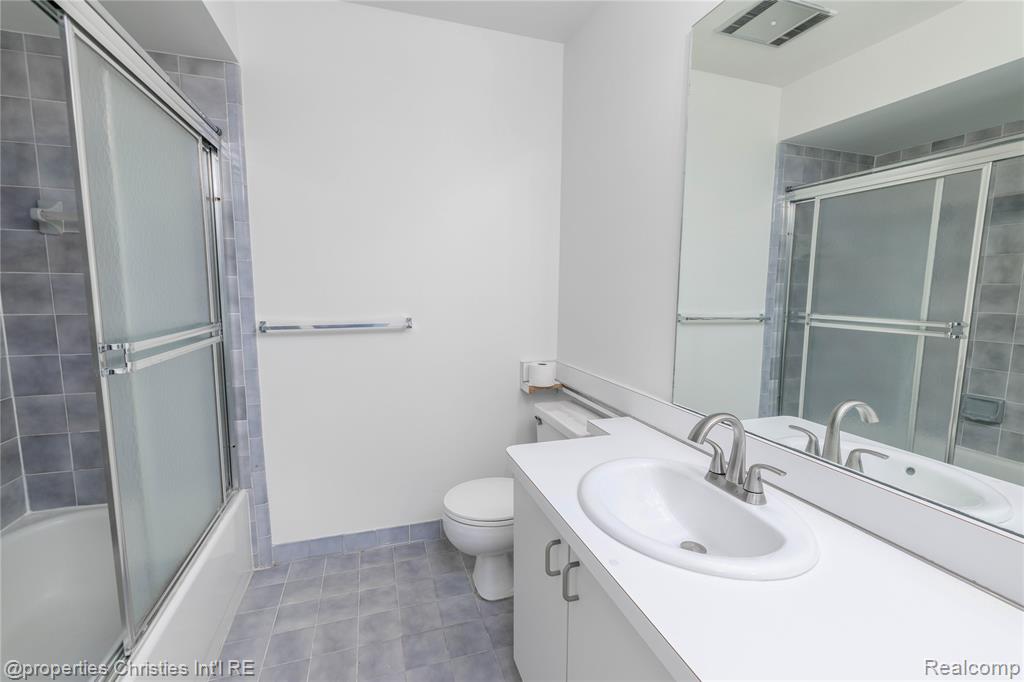 6600 Ridgefield Circle West Bloomfield, MI 48322 - Photo 8 of 22
