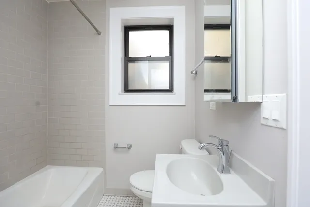 $1,850 | 817 West Lakeside Place, Unit 210, Chicago, IL 60640