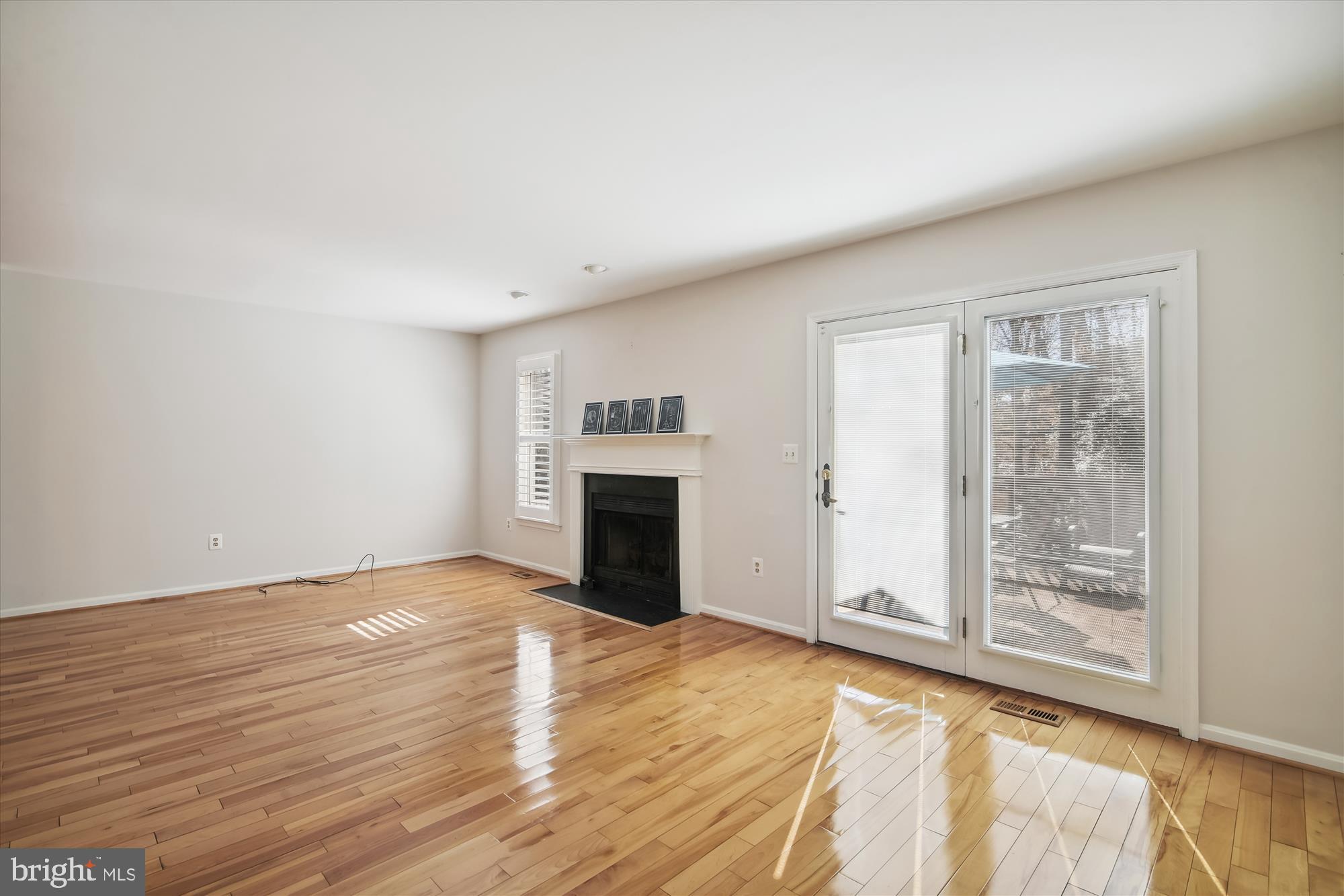 112 Spring Pl Way Annapolis, MD 21401 - Photo 8 of 20 Living Room