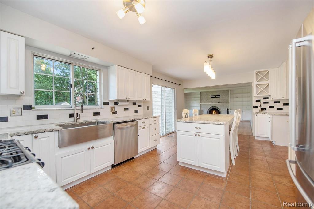 20160 Holiday Road Grosse Pointe Woods, MI 48236 - Photo 6 of 23