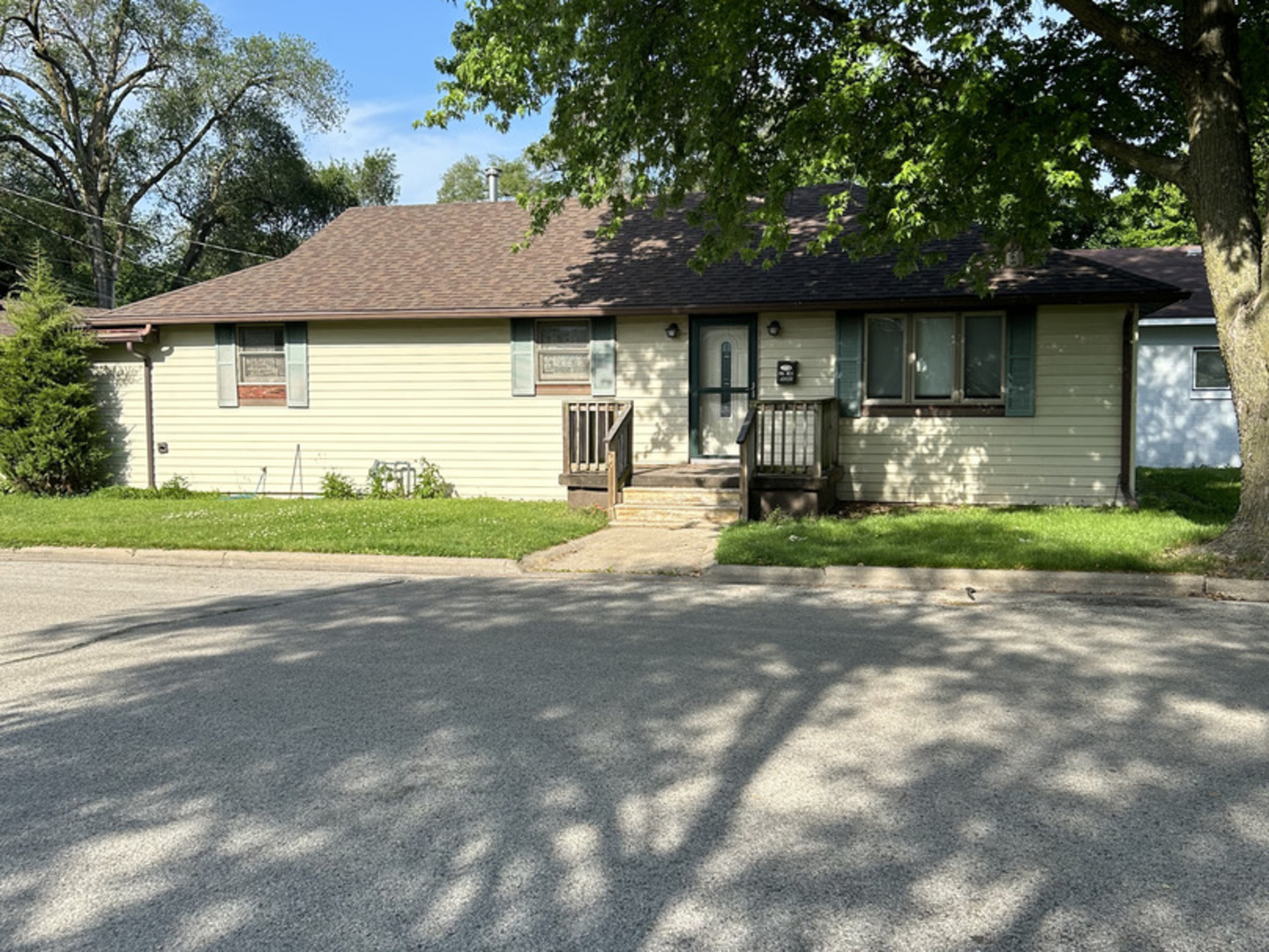 817 2nd Avenue Morris, IL 60450 - Photo 1 of 16 a front view of a house with a yard