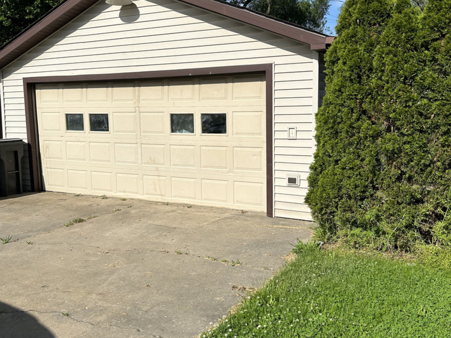 817 2nd Avenue Morris, IL 60450 - Photo 16 of 16 a view of a white house