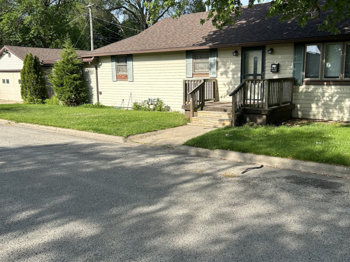 817 2nd Avenue Morris, IL 60450 - Photo 2 of 16 a front view of a house with a yard and garage