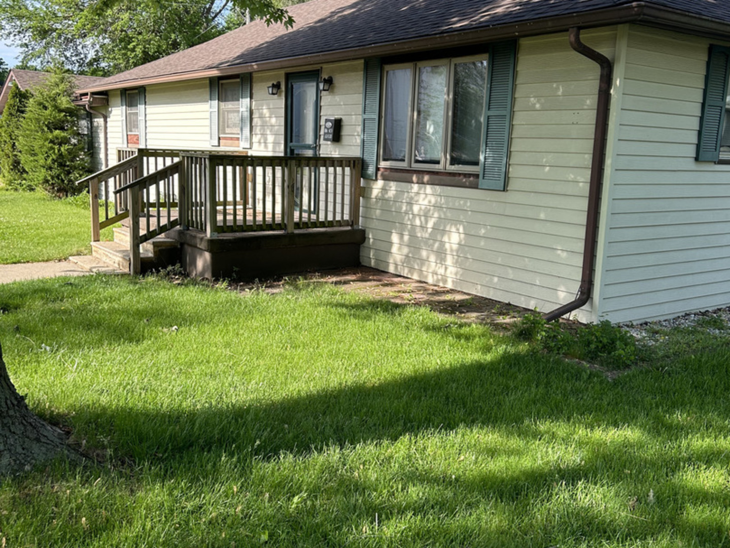 817 2nd Avenue Morris, IL 60450 - Photo 3 of 16 a view of backyard with a garden and deck