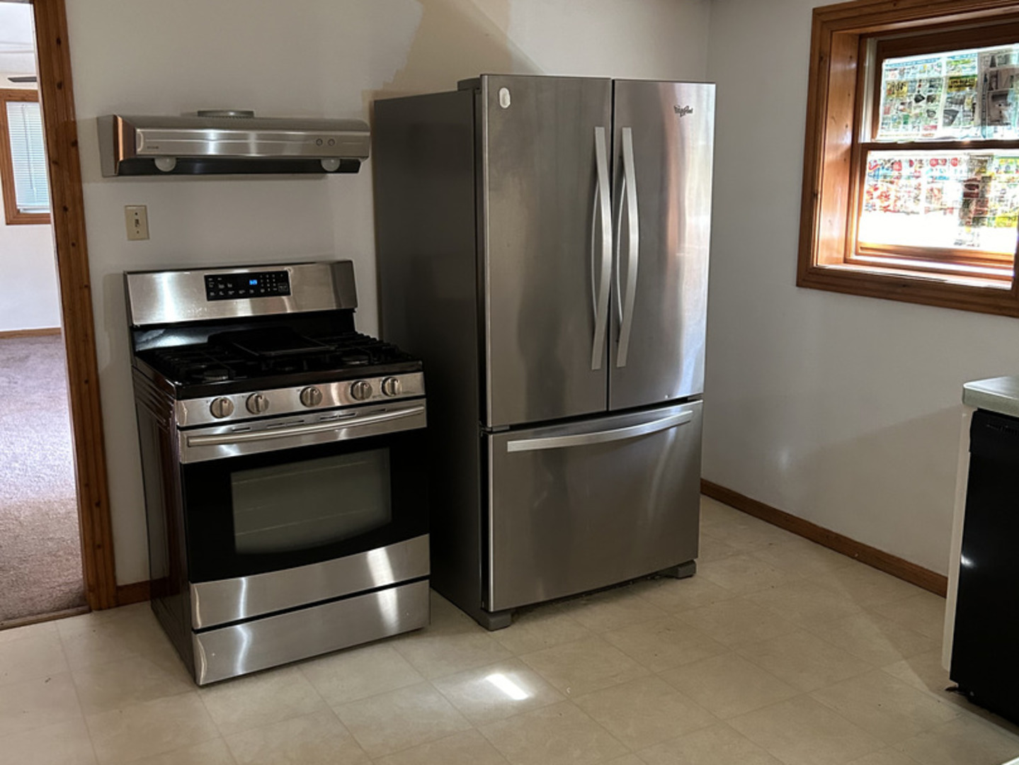 817 2nd Avenue Morris, IL 60450 - Photo 6 of 16 a kitchen with appliances and a window