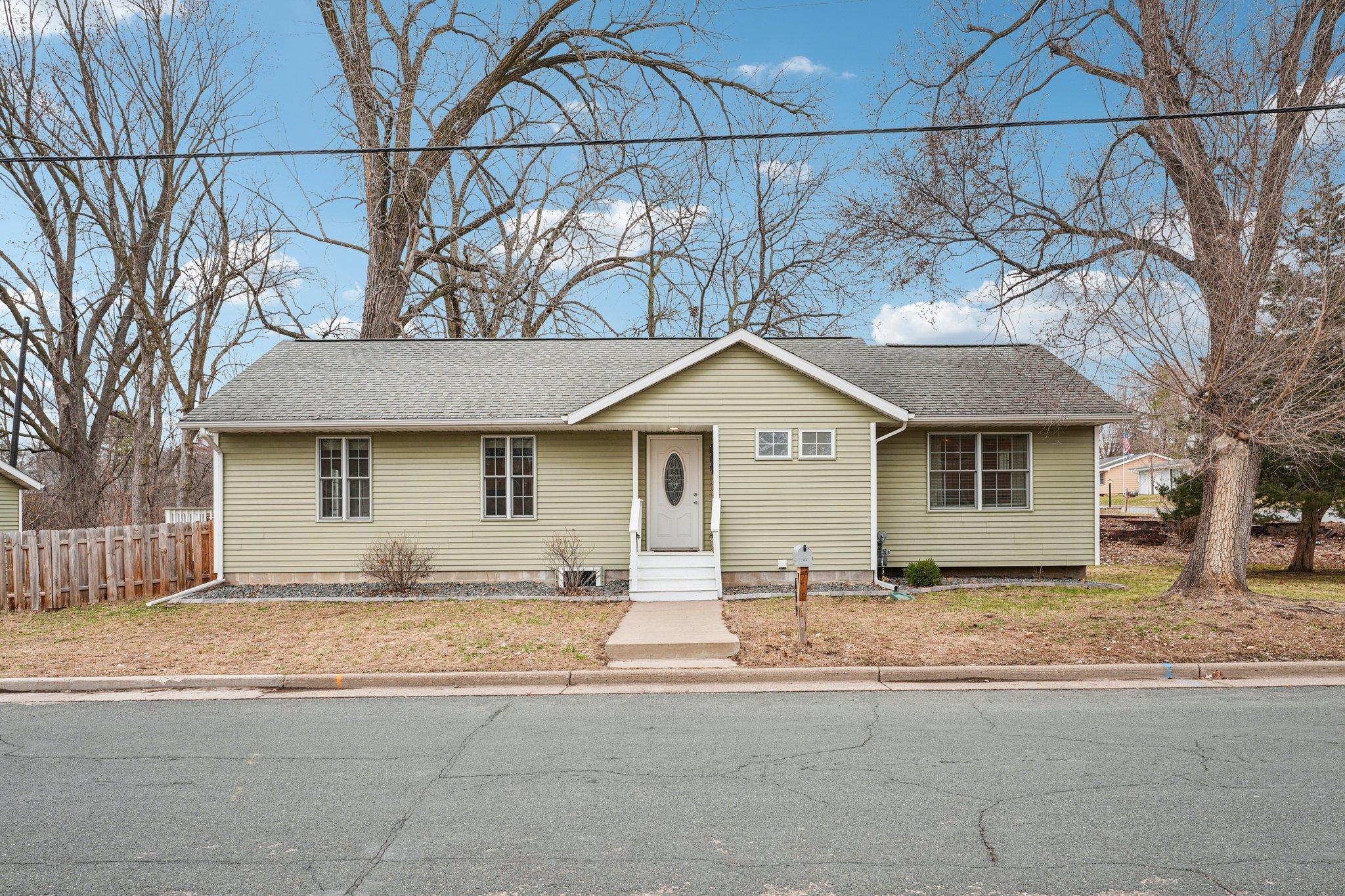 719 Monroe Street North Hudson, WI 54016 - Photo 2 of 39
