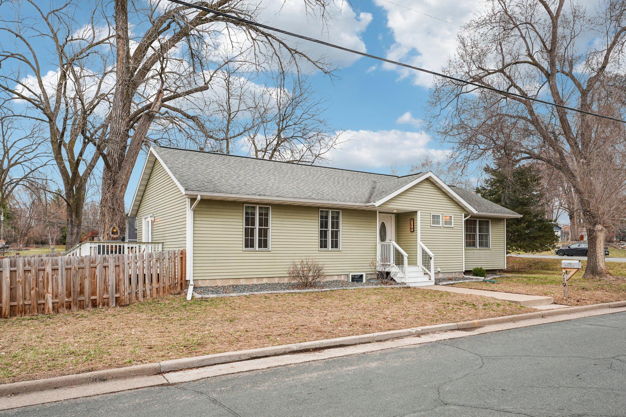 719 Monroe Street North Hudson, WI 54016 - Photo 5 of 39