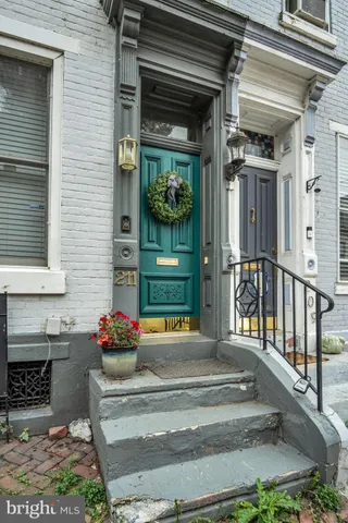 a building view with outdoor space