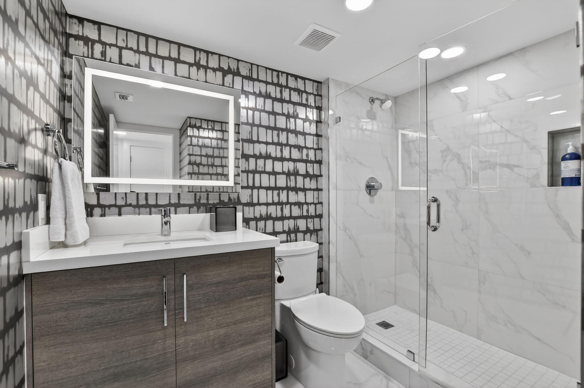 7738 Lakeside Boulevard, Unit 362 Boca Raton, FL 33434 - Photo 29 of 90 Guest bathroom