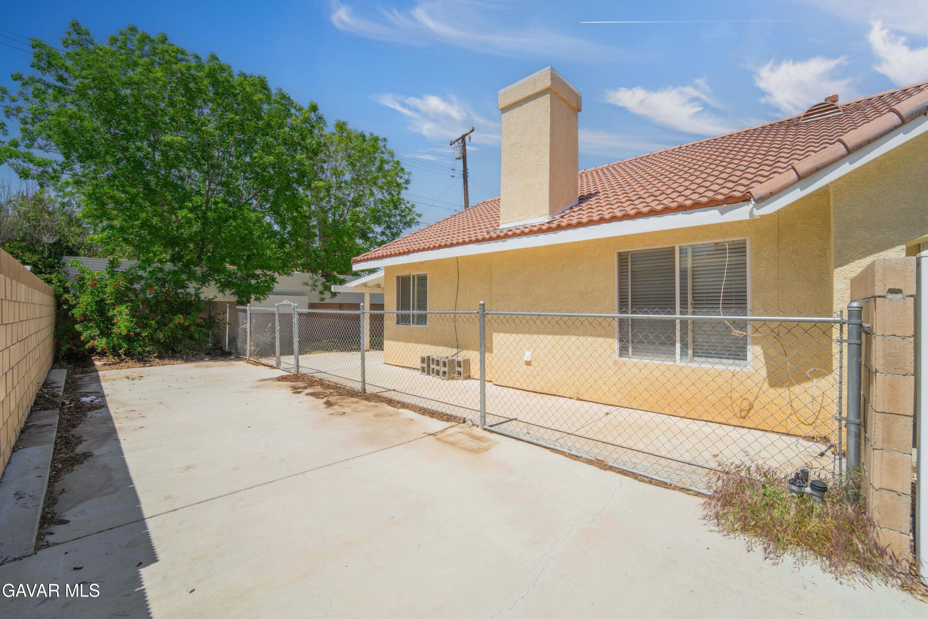 43915 Glenraven Road Lancaster, CA 93535 - Photo 26 of 28 26.4.22 Glenraven Exterior-13