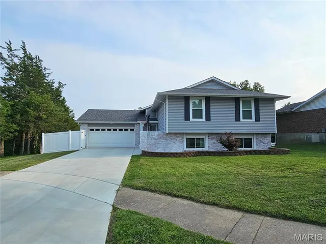 $420,000 | 3968 Royal Estates Drive, St. Louis, MO 63129