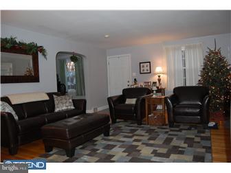 471 Wheatsheaf Road Springfield, PA 19064 - Photo 3 of 12 Living Room