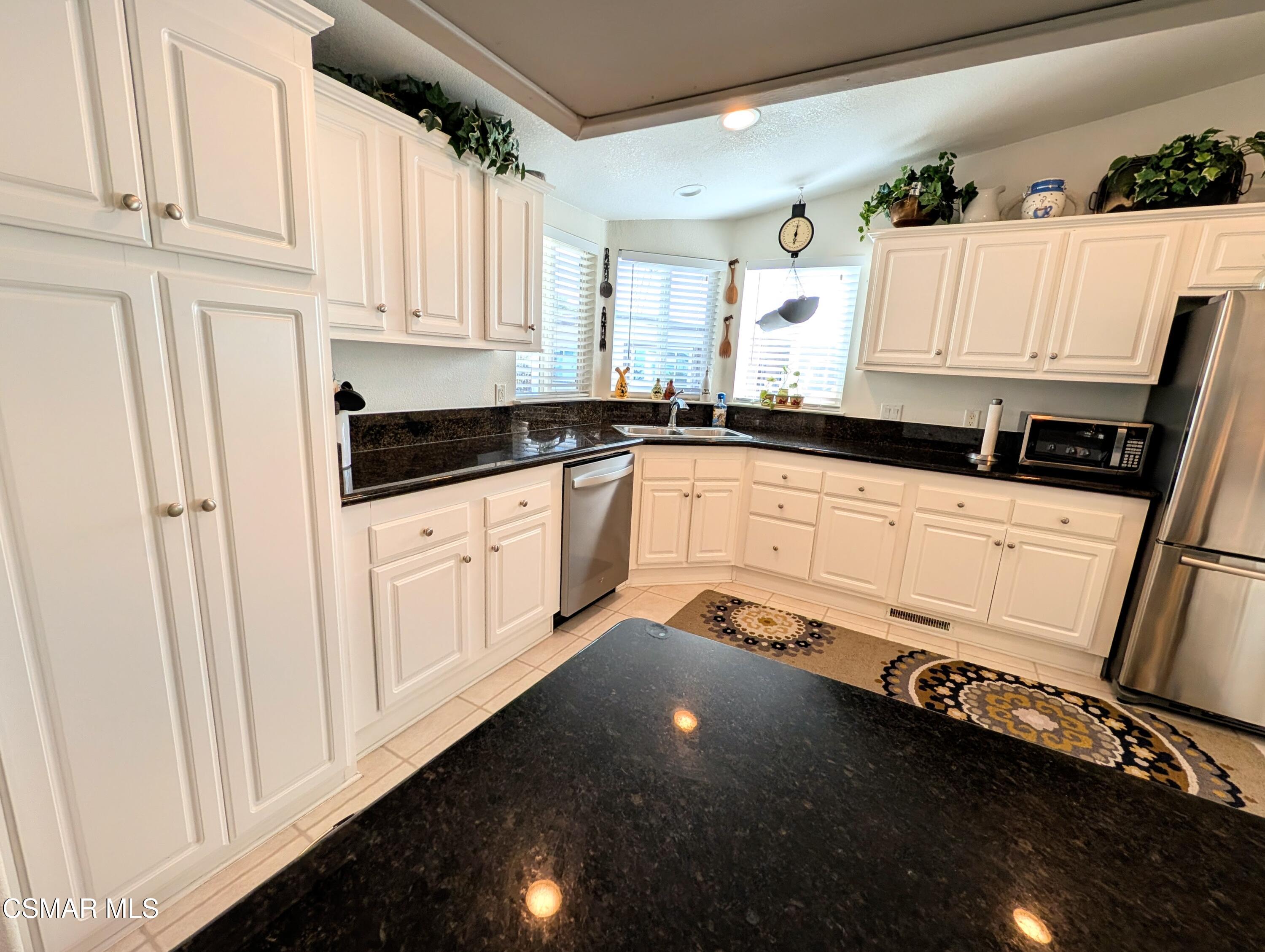 195 Tierra Rejada Road, Unit 219 Simi Valley, CA 93065 - Photo 13 of 27 Kitchen