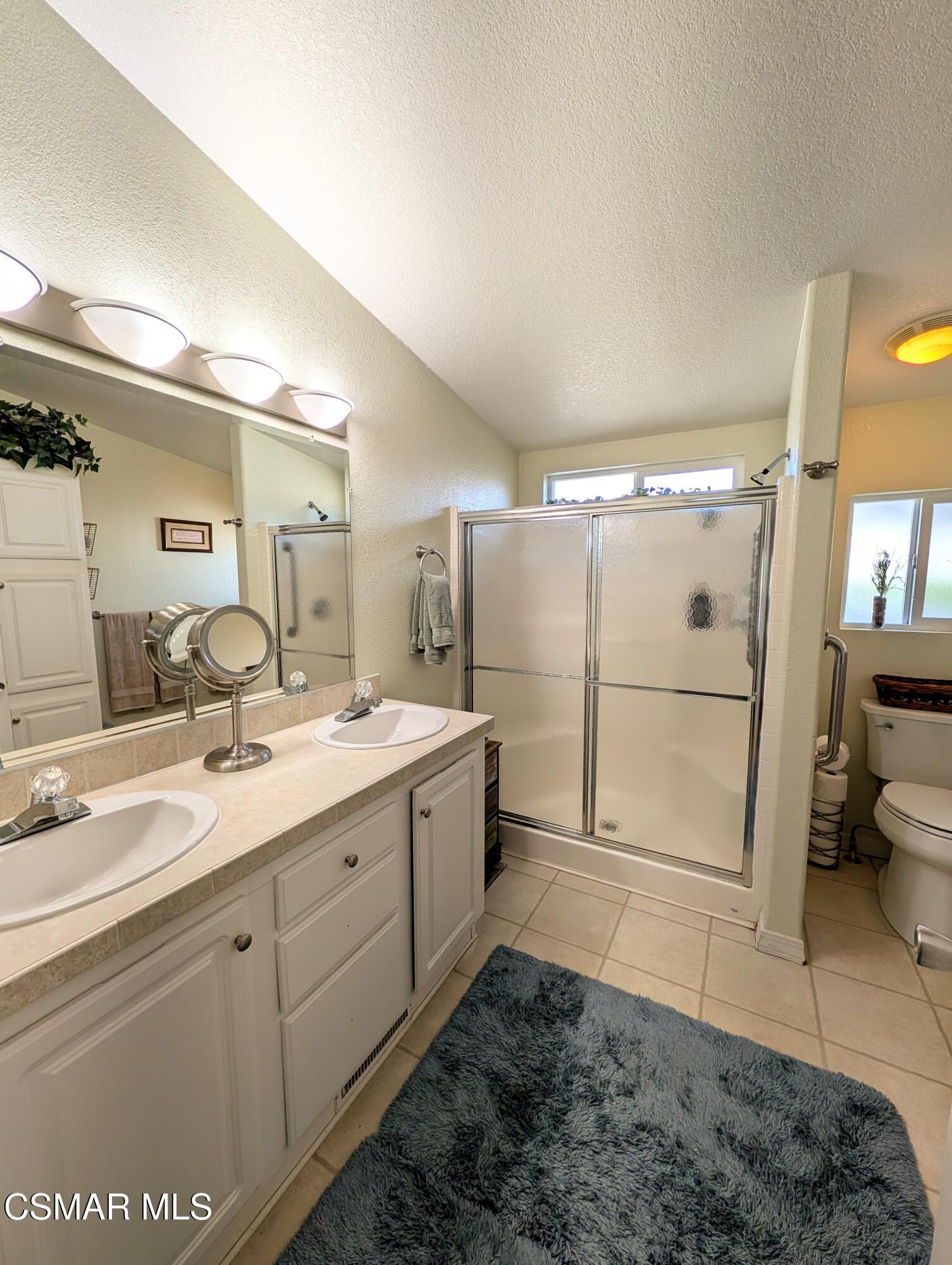 195 Tierra Rejada Road, Unit 219 Simi Valley, CA 93065 - Photo 9 of 27 Main Bath