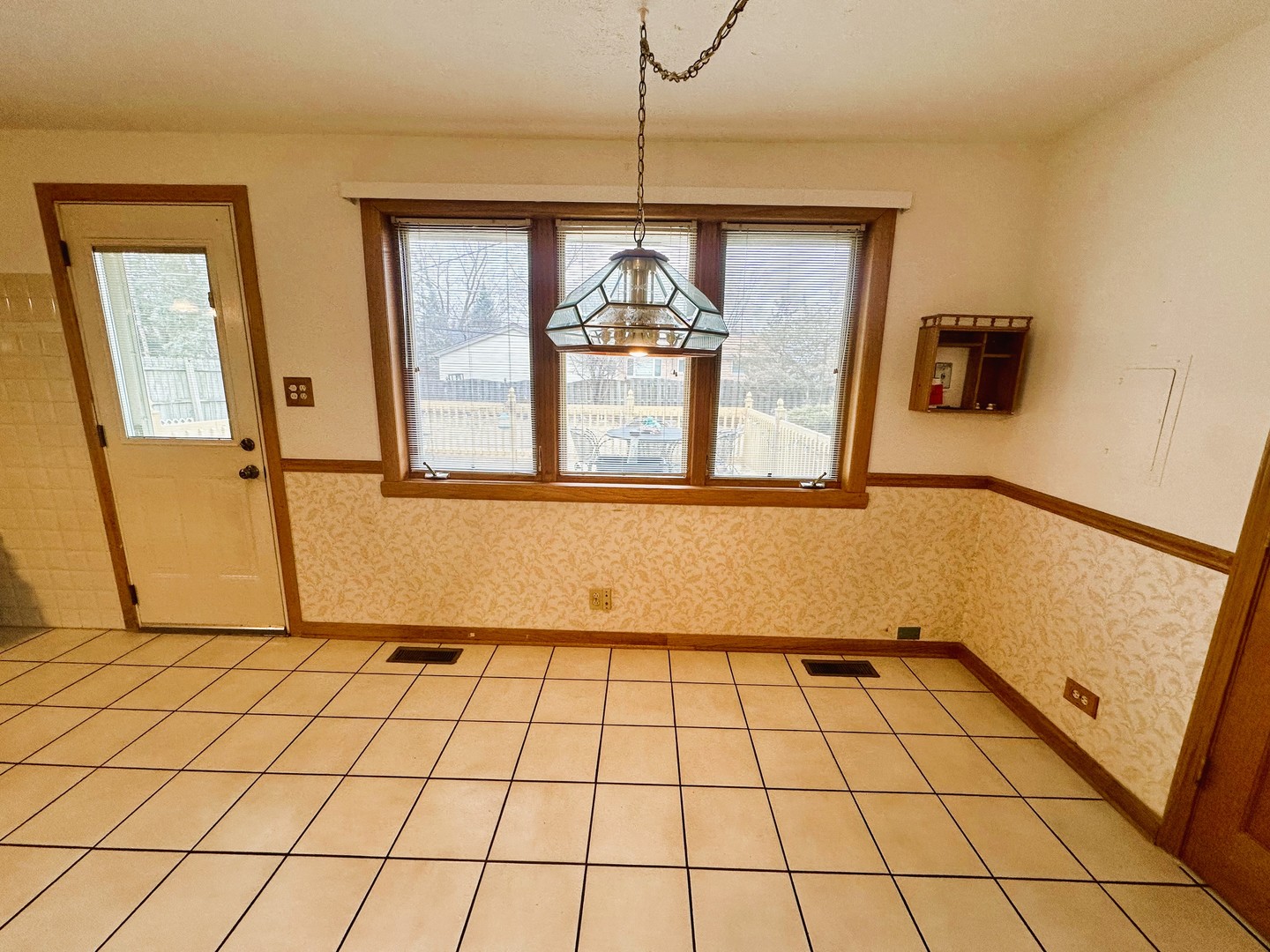9112 Homestead Lane Bridgeview, IL 60455 - Photo 13 of 29 a view of a livingroom with wooden floor and a window