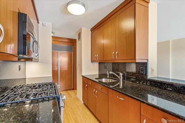 $430,000 | 17-85 215th Street, Unit 8G | Bay Terrace