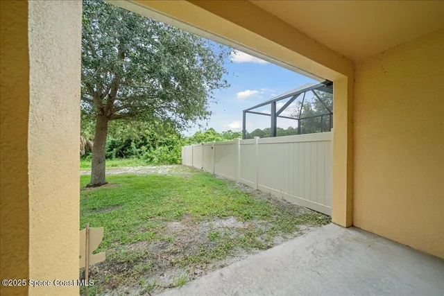 a view of a backyard