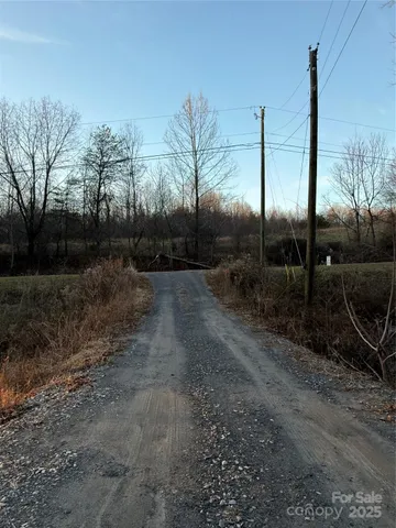 a view of a yard of the house