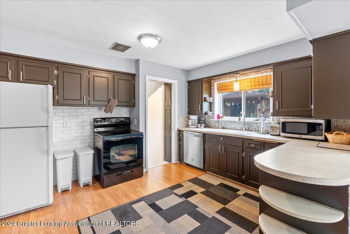2629 Turner Road Lansing, MI 48906 - Photo 12 of 35 15-Media Jett - 23