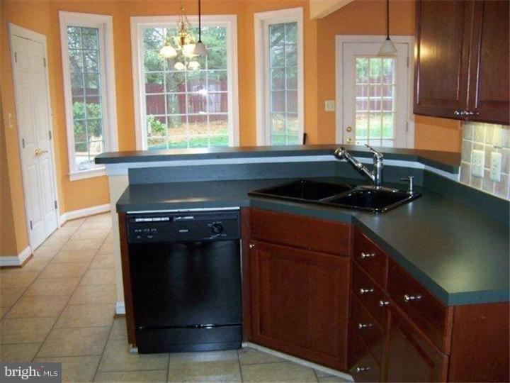 3749 Sipler Lane Huntingdon Valley, PA 19006 - Photo 5 of 18 Kitchen