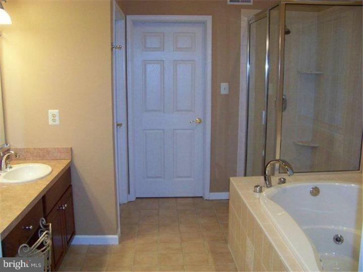 3749 Sipler Lane Huntingdon Valley, PA 19006 - Photo 10 of 18 Bathroom