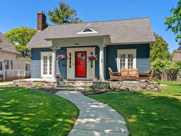$279,900 | 1010 St Clair Street, Manitowoc, WI 54220