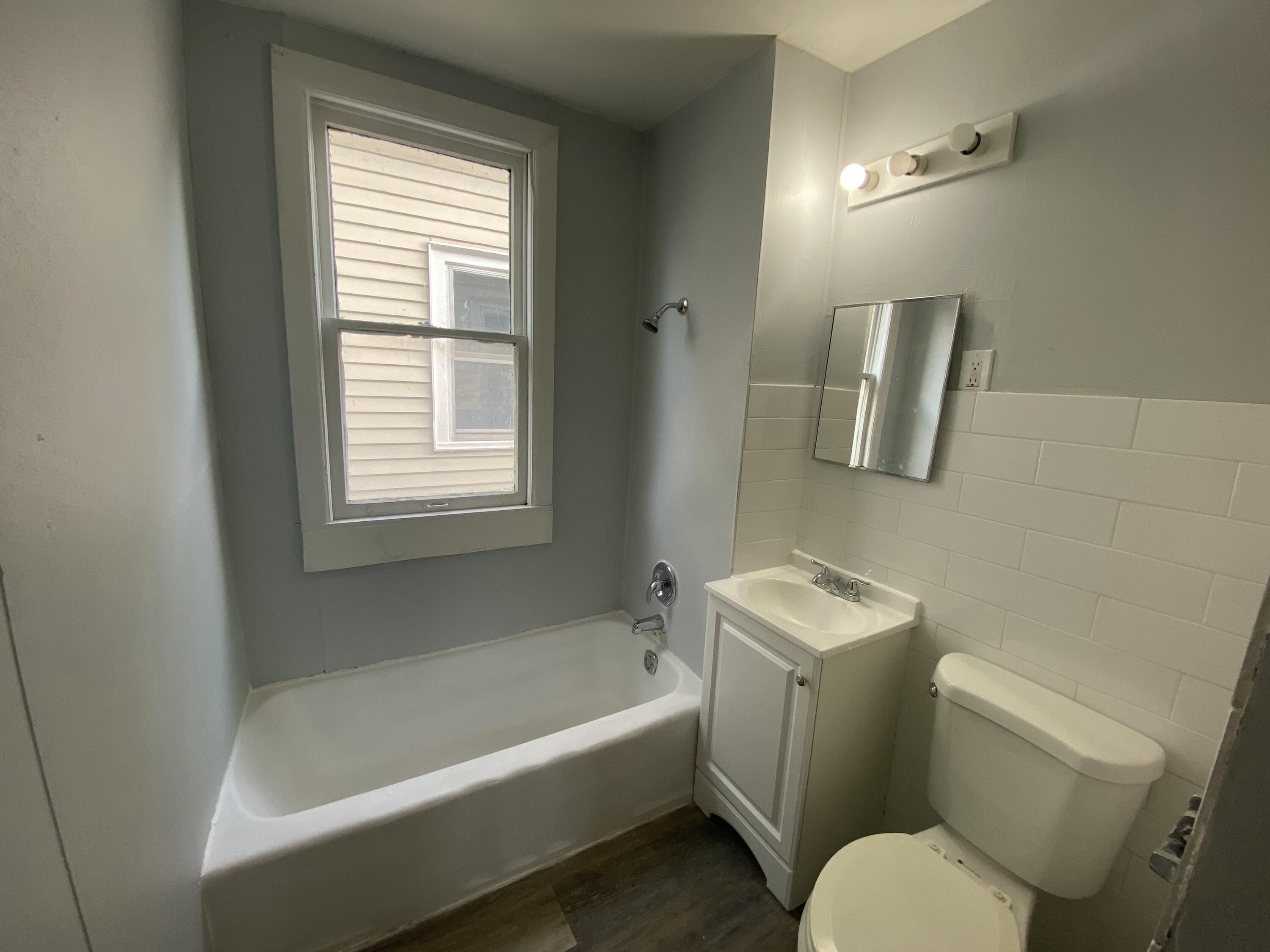 3003 North 20th Street Milwaukee, WI 53206 - Photo 8 of 21 20th-Bath