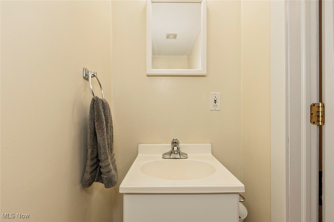 3573 Silsby Road Cleveland, OH 44118 - Photo 13 of 29 First floor, half bath.