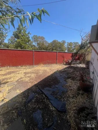 a view of a backyard