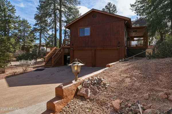 a view of backyard of the house